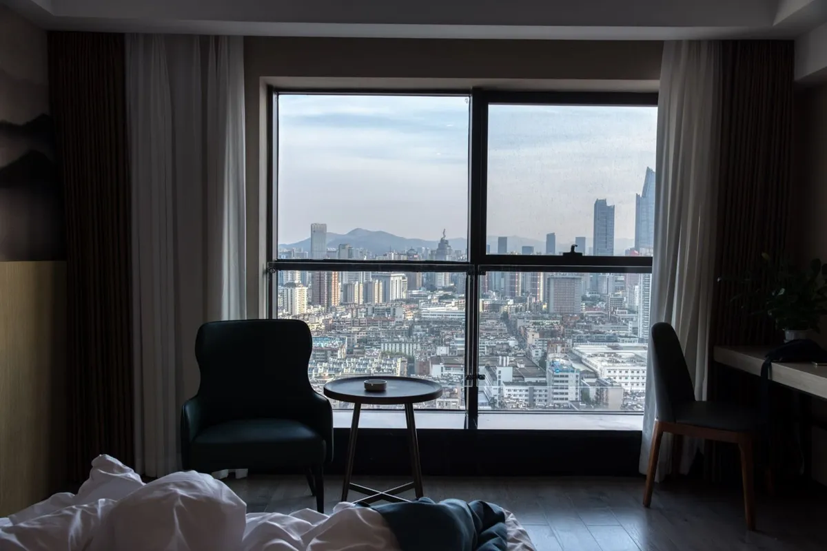 숙소는 가성비와 프리미엄 두 갈래로